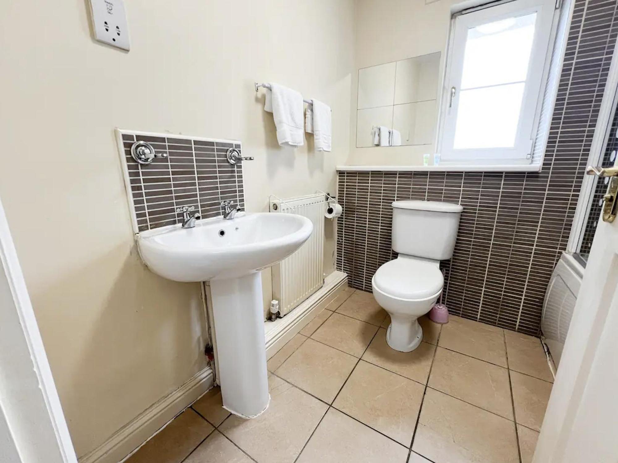 Glasgow Central - Entire House - Free Parking , Free Super Fast Wifi , Private Garden & Parking Security Exterior foto